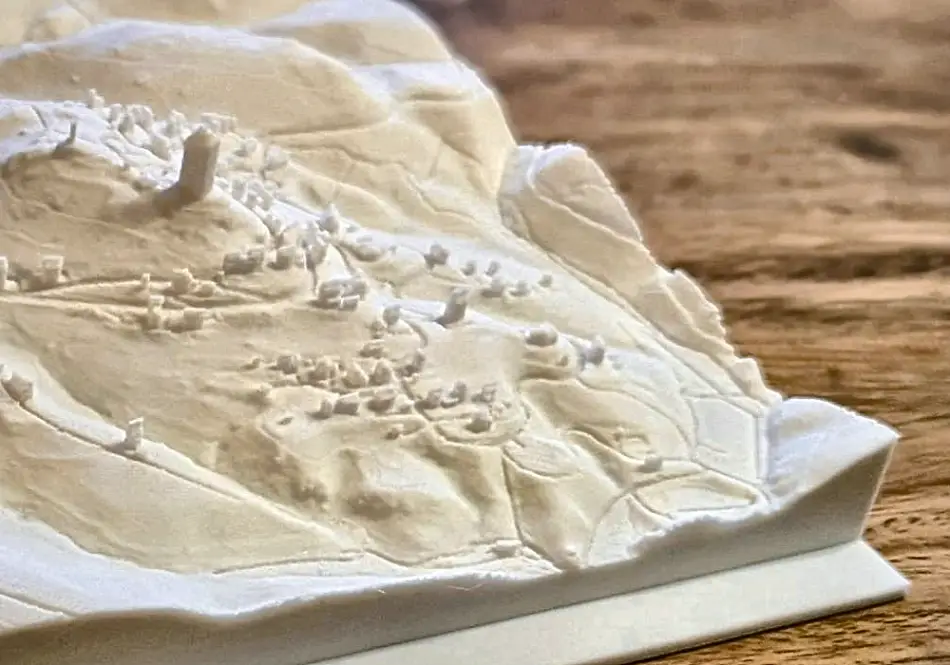 Detail des Ortsreliefs mit Gebäuden und Straßenzügen im Gelände